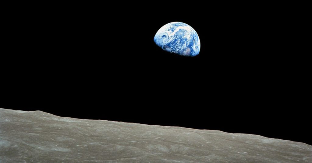 Earthrise: Die Erde geht über dem Mondhorizont auf, aufgenommen von Apollo 8 am 24. Dezember 1968